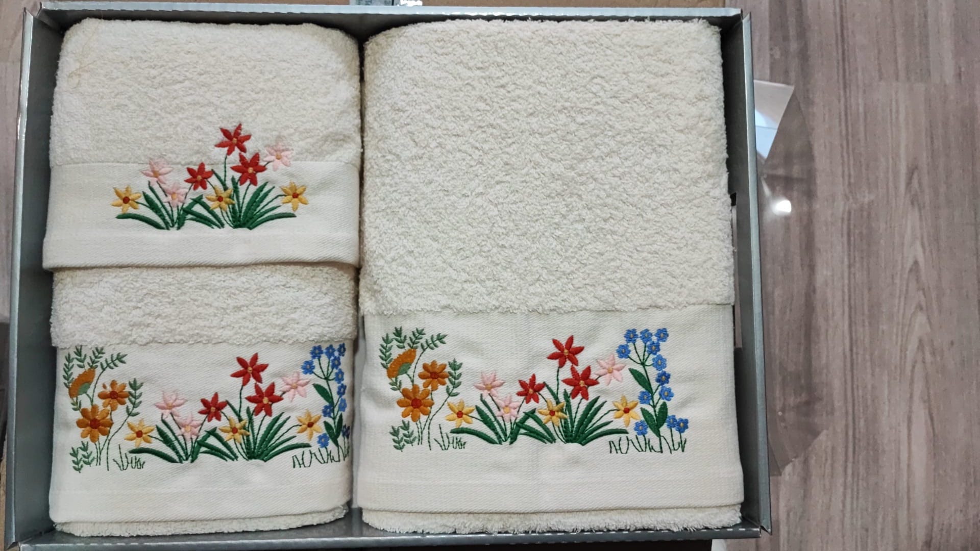 Juego toallas baño color crudo cenefa bordado ambiente estilo rustico